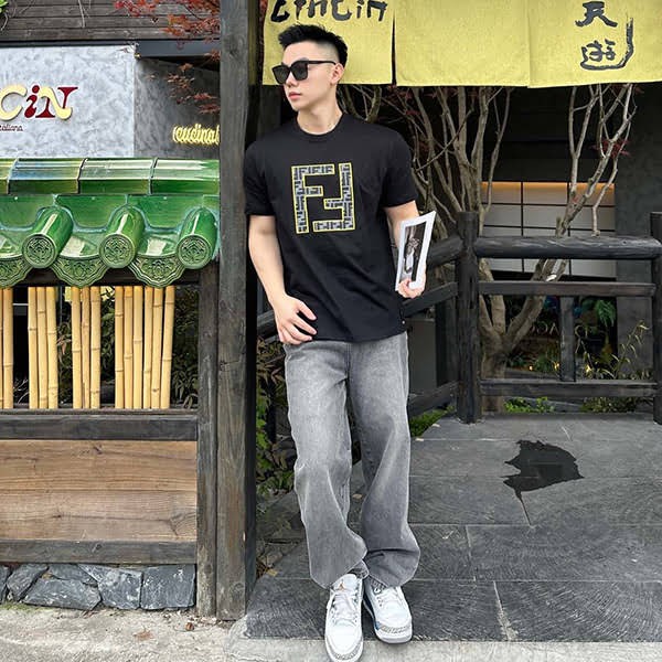 希少 フェンディ FFロゴ ホワイト コットン Tシャツ コピー feg85619
